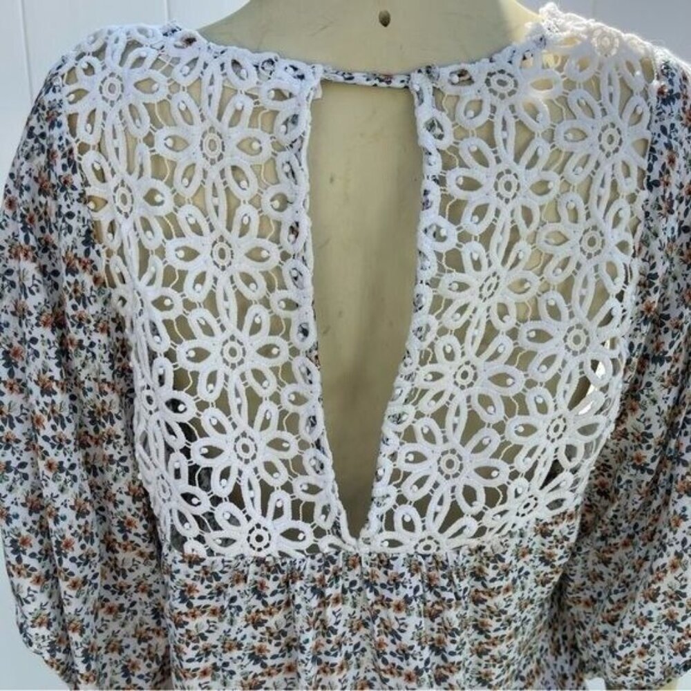 Floral Blouse with Crochet Details at Neckline Loose Fit Comfortable Size S - Picture 4 of 13